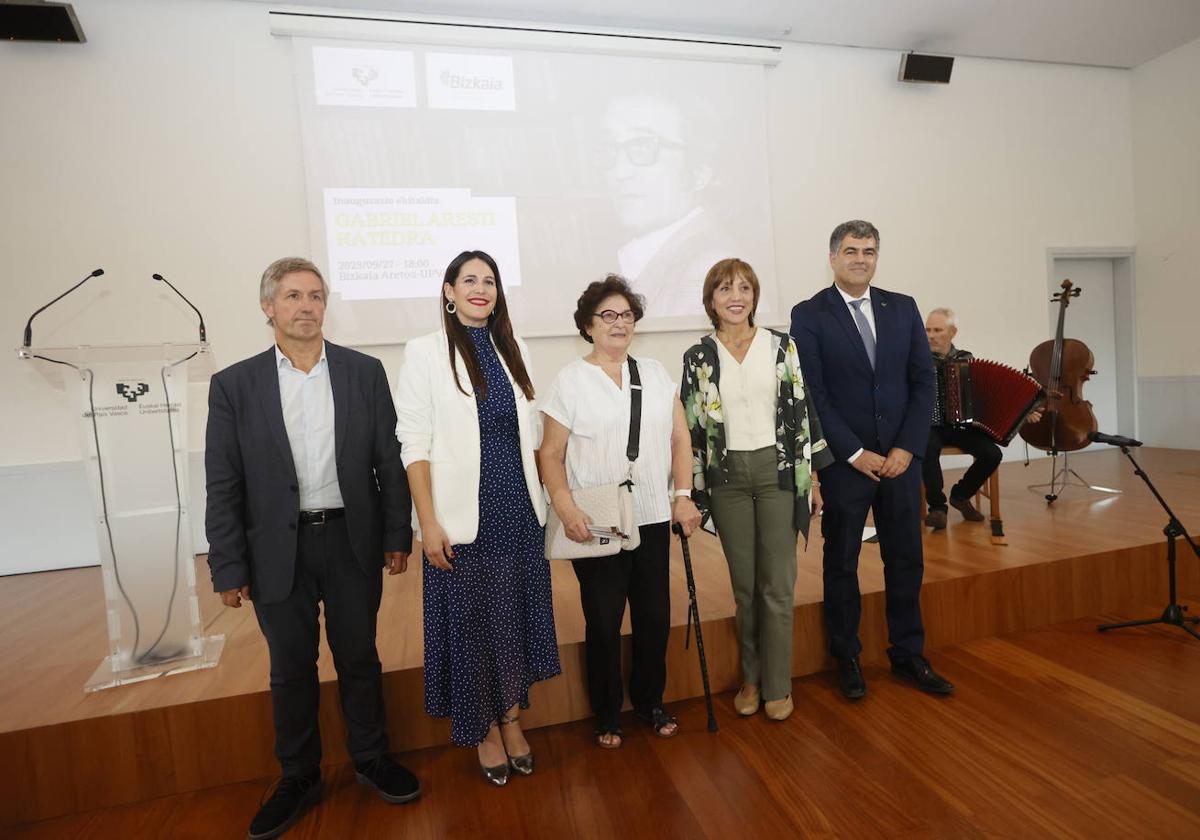 El profesor Patxi Juaristi, la diputada de Cultura Leixuri Arrizabalaga, Nerea Aresti, hija del autor, la rectora Eva Ferreira y el vicerrector Gorka Moreno.