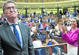 Cuca Gamarra y el resto de la bancada del PP aplaude a Alberto Núñez Feijóo tras la votación de su investidura.