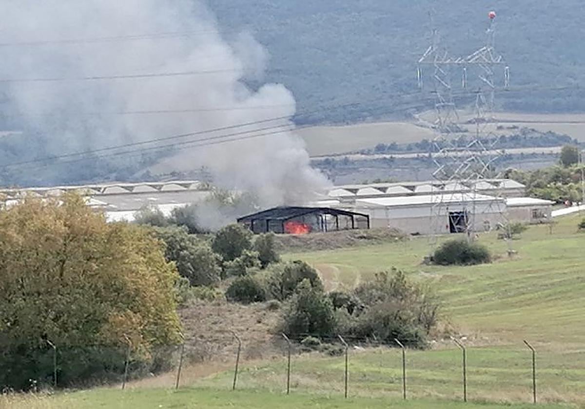 La densa columna de humo se divisa desde numerosos puntos.