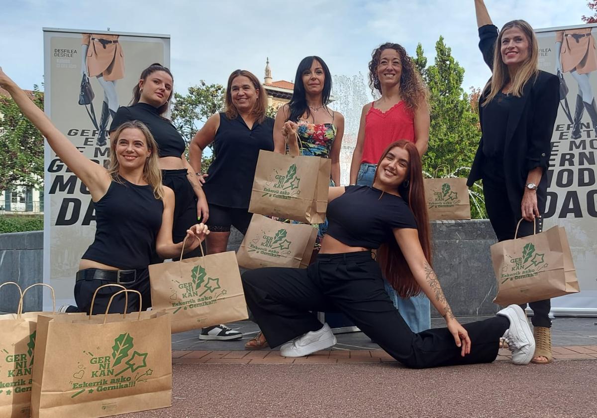 Bailarinas de la escuela Ross y miembros de la agrupación de comerciantes de Gernika presentan la gala.