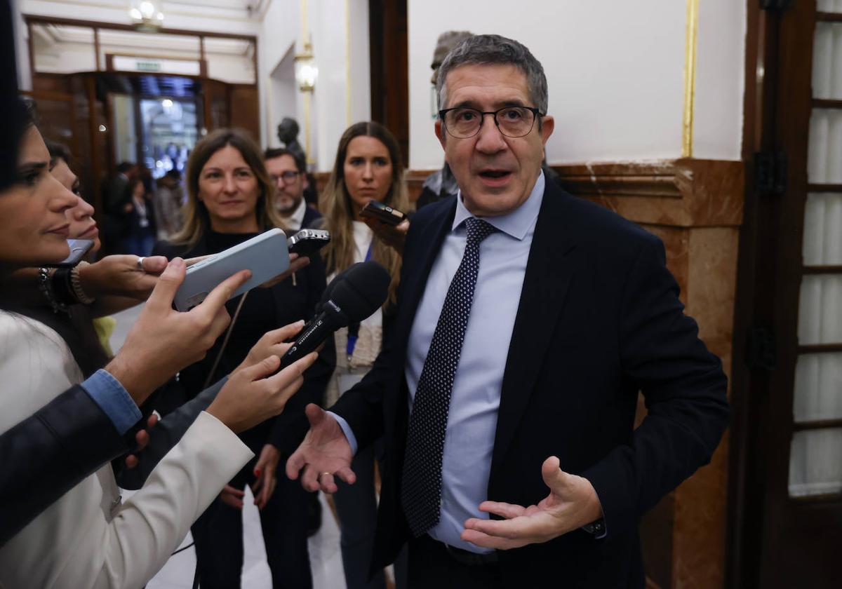 Patxi López responde a los periodistas a su llegada al Congreso.