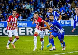 Duarte trata de frenar a Guruzeta en el derbi.