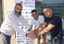 Javier Ruiz de Larrinaga, en el centro de la imagen junto a dos colaboradores en su nuevo proyecto.