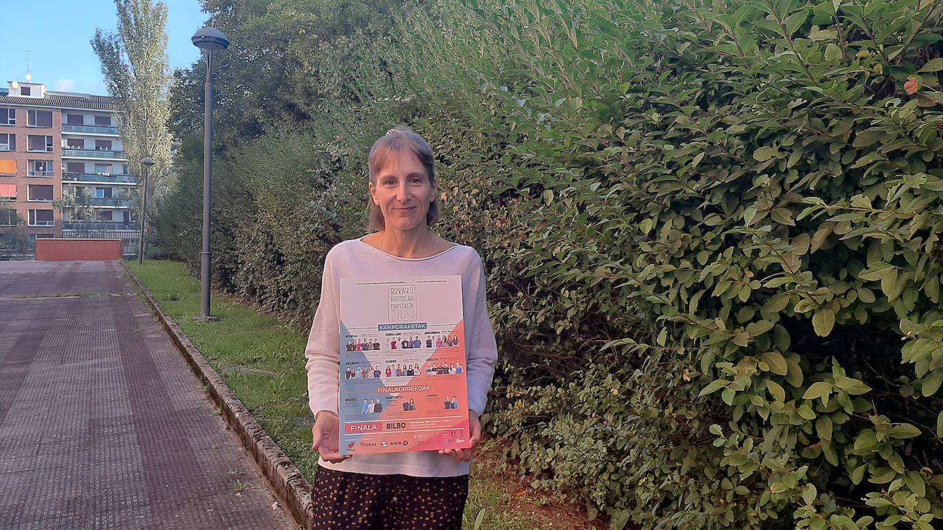 Ione Narbaiza, Bertsozale elkarteko koordinatzailea eta Bizkaiko Bertsolari Txapelketako arduraduna, aurtengo edizioko kartelarekin.