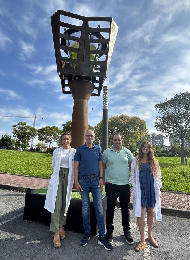 El equipo de Bromalgae posa junto al fotobiorreactor instalado este verano en BIC Bizkaia Ezkerraldea.