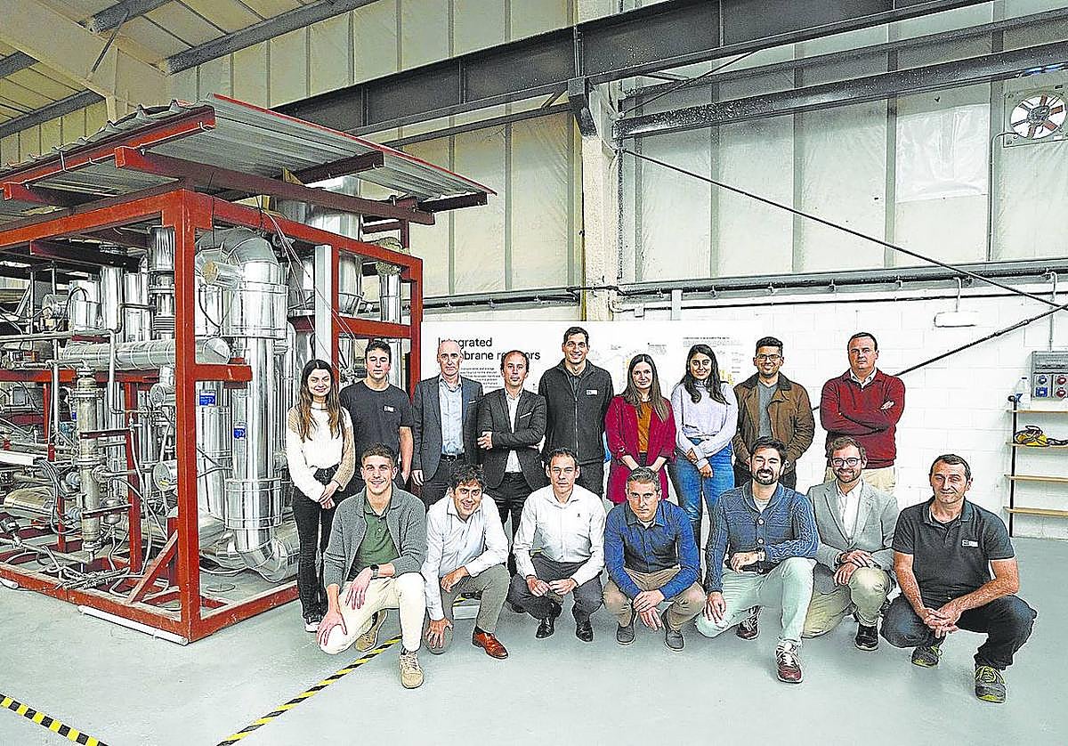 Gorka Hermoso (abajo, el segundo por la izquierda) posa junto a parte del equipo de H2Site en la planta de producción de la firma en Loiu.