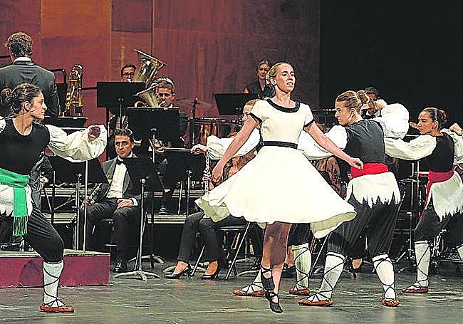 Dantzaris bailaron la 'Ezpatadantza de Amaya' de Jesús Guridi.