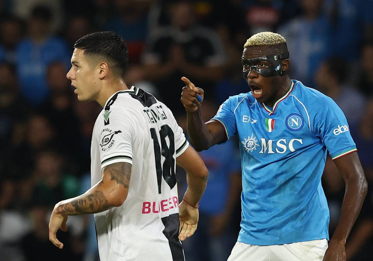 Osimhen celebra su gol ante el Udinese en el estadio Diego Armando Maradona.