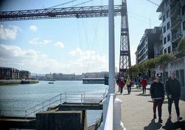 Paseo junto a la ría en Portugalete, a la altura del Puente Colgante.