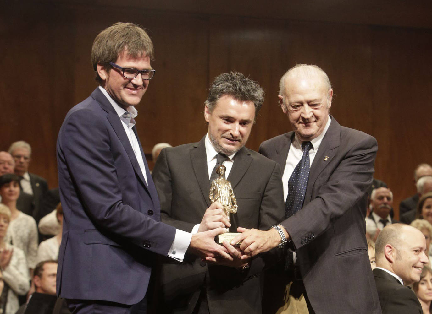 Entrega, junto a Gorka Urtaran, el Celedón de Oro al periodista Joseba Fiestras.