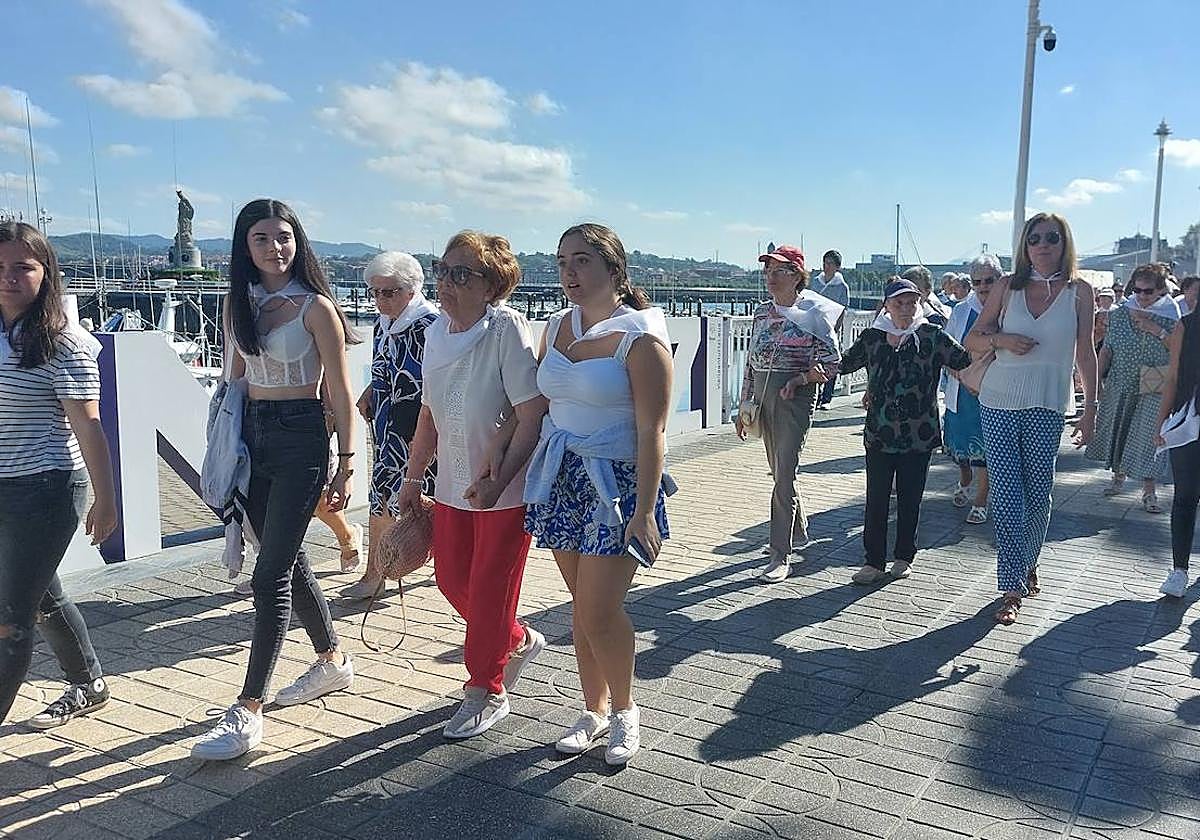 Jóvenes del colegio Calasanz acompañaron por el puerto a los mayores que este viernes recibieron un reconocimiento en Santurtzi.