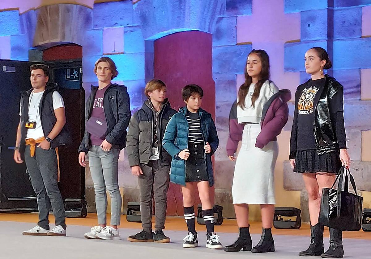 Los modelos desfilan con las diferentes prendas sobre el nuevo escenario al aire libre