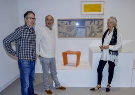 La familia de Néstor Basterretxea, junto a varios diseños del artista, en el Artium.