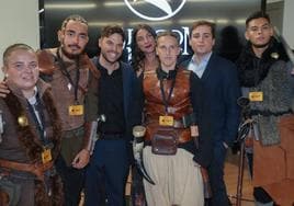 Natalia Tena, en el centro de la imagen, junto a los creadores de contenido 'EvilSmile' (a la izquierda) y Jordi Maquiavello (a la derecha), posan junto a los miembros de la empresa 'Asgard Koletiz'.