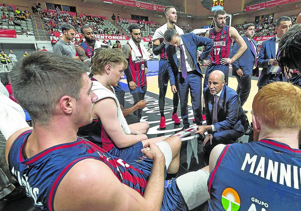 Joan Peñarroya habla con sus jugadores durante un tiempo muerto del muy mal partido azulgrana en el pabellón murciano.