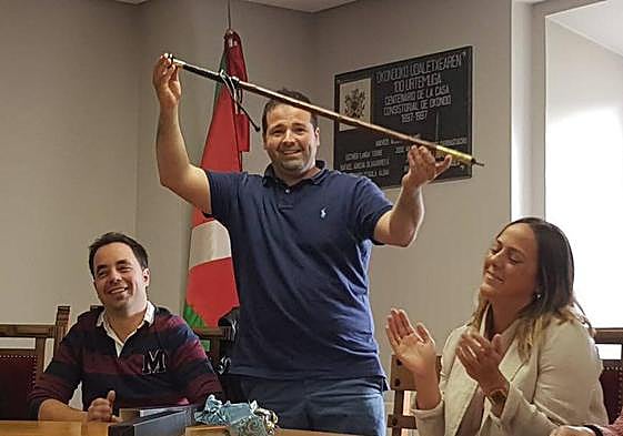 Jon Escuza muestra sostiene la makila.