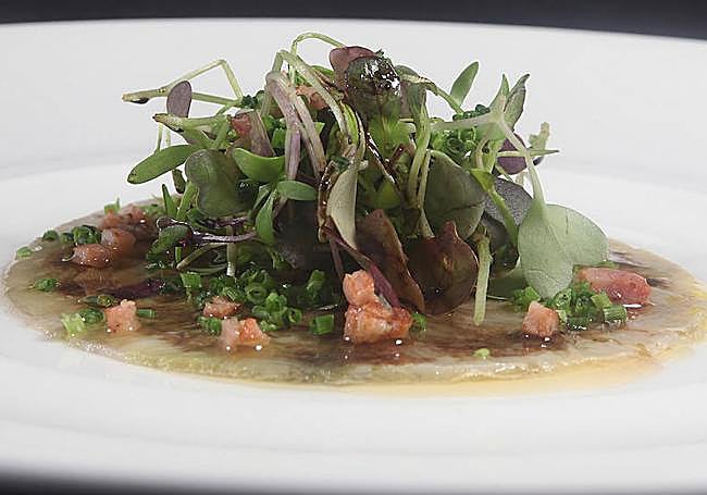 Carpaccio de alcachofa, ensalada y aceituna negra de El Clarete.