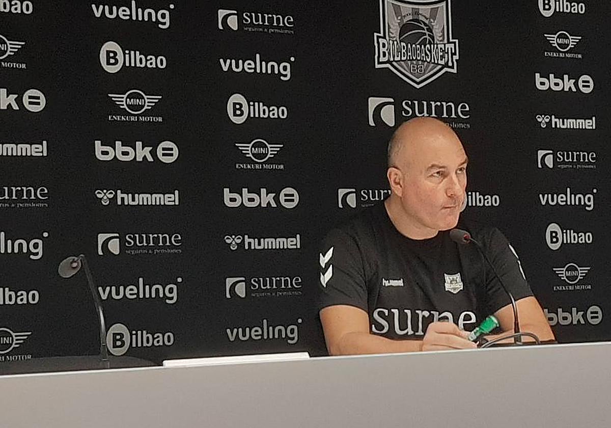 Jaume Ponsarnau espera que sus jugadores respondan en el derbi contra el Baskonia.