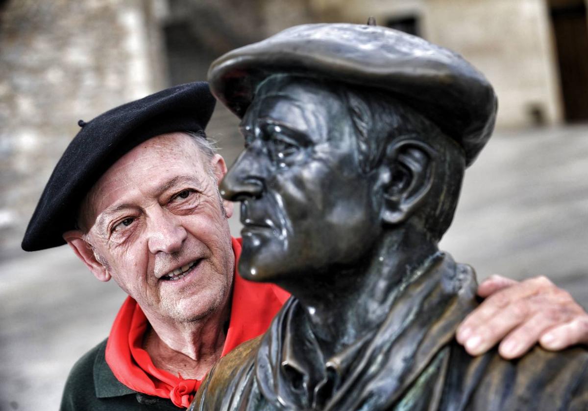 Javier Cameno posa junto a la escultura de Celedón.