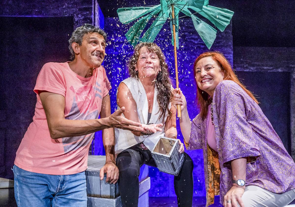 Tomás Fernández, Rosa Ángela García y Pilar López, miembros fundadores de Teatro Paraíso, en la sala Beñat Etxepare.