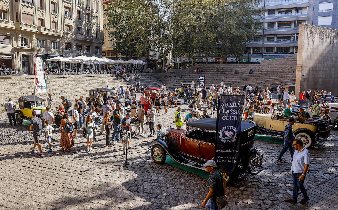 Coches de película en el centro de Vitoria