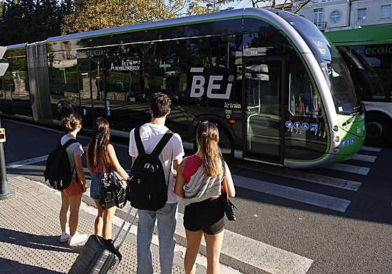 Varios peatones se disponen a cruzar un paso de cebra mientras avanza el BEI.