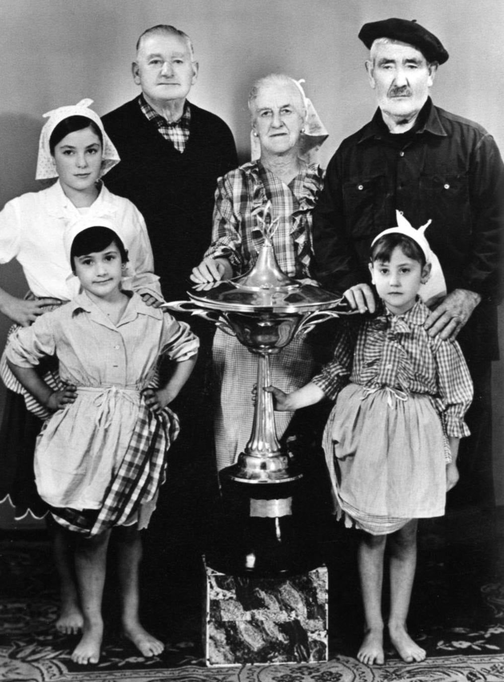 Antonio Pérez Múgica 'Soperón' (derecha) con uno de sus trofeos de marmitako, 1967.