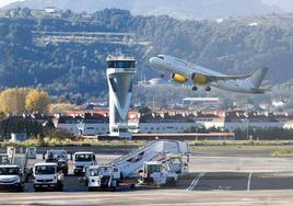 Un avión despega del aeropuerto de Loiu en una imagen captada este otoño.