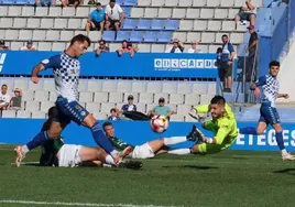 Manel Martínez en el momento que marcó el segundo gol del Sabadell al Sestao River.