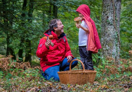 Un padre y su hijo disfrutan de una jornada micológica a las faldas del Gorbea