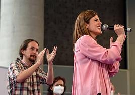 Pablo Iglesias aplaude a Miren Gorrotxategi durante un mitin de la campaña electoral para las autonómicas de 2020.