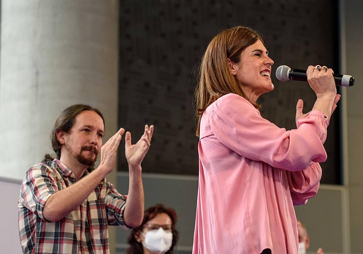 Pablo Iglesias aplaude a Miren Gorrotxategi durante un mitin de la campaña electoral para las autonómicas de 2020.