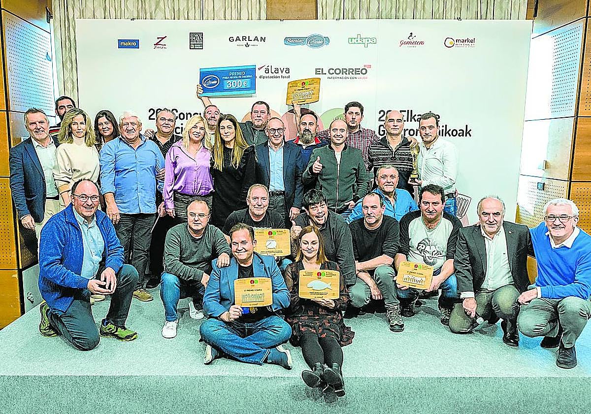 Foto de familia de los ganadores de la edición pasada.
