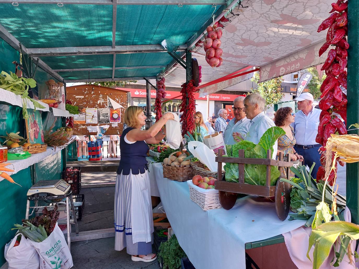 Ana María Llaguno volvió a mostrar sus productos de la huerta como viene haciendo en Zalla desde hace unos 35 años