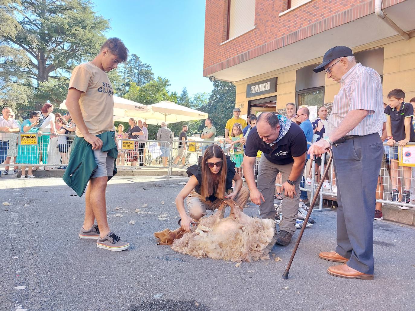 La vecina de Zalla Maite Ruiz se atrevió a esquilar una oveja con tijeras