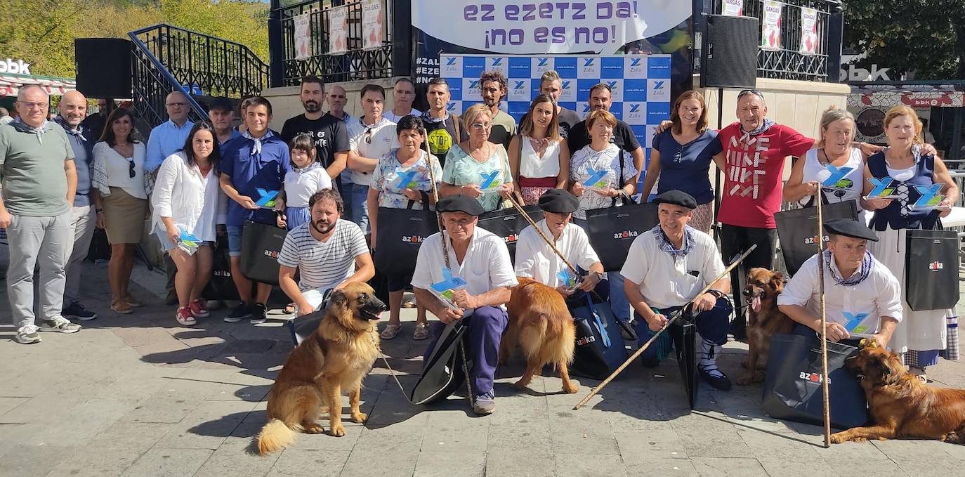 Foto de familia con los ganadores de los premios de esta edición, la número 78 del Gangas Eguna