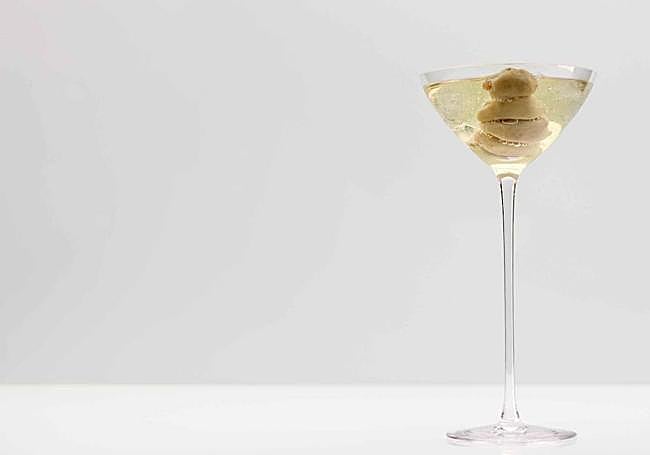 Armonía: sorbos yodados (champán con embriones de ostra).