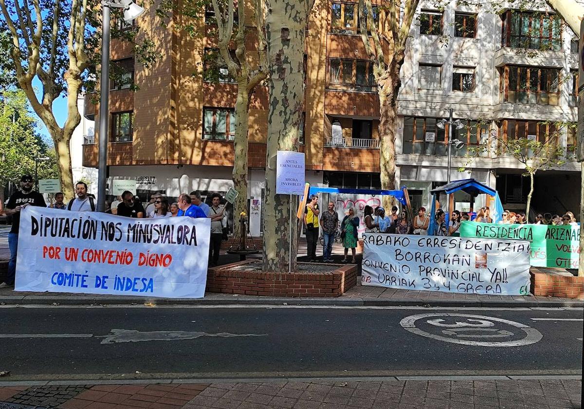 Los sindicatos frente a las Juntas Generales de Álava antes de la comparecencia de Urtaran.