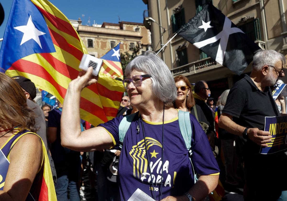 Activistas arrojan urnas de juguete y papeletas de votación ante la comisaría de policía de Vía Layetana, en Barcelona, este domingo, en el marco de los actos para conmemorar el sexto aniversario del 1 de octubre de 2017.