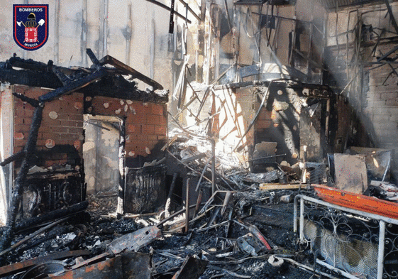 Los bomberos siguen trabajando en la zona del incendio.