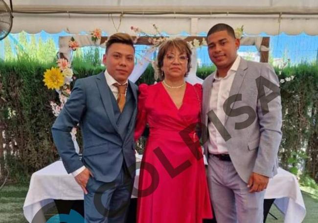 Eric, el cumpleañero, posa a la izquierda junto a su madre Marta, y su hermano Sergio.