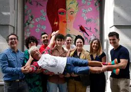 La Otxoa posa triunfal con el equipo artístico y la directora de la Obra Social de BBK, Nora Sarasola.
