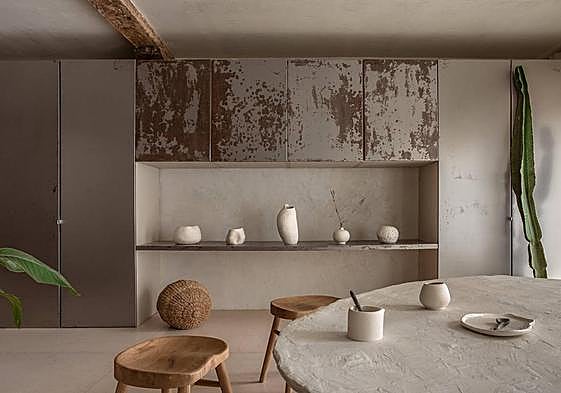 El comedor, donde la cerámica que hace la dueña del piso es protagonista. Esta vivienda de Bilbao parece del Soho neoyorquino.