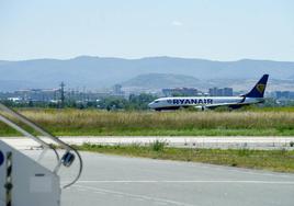 Un avión de Ryanair, ajeno a la información, en la pista del aeródromo alavés.