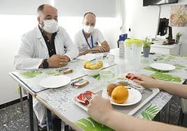 Parte del equipo terapéutico Santiago durante la inauguración del comedor para los pacientes.