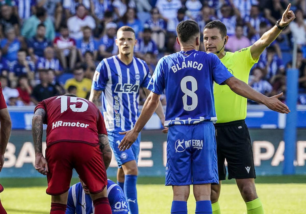 Blanco protesta a Figueoa Vázquez durante el Alavés-Osasuna.