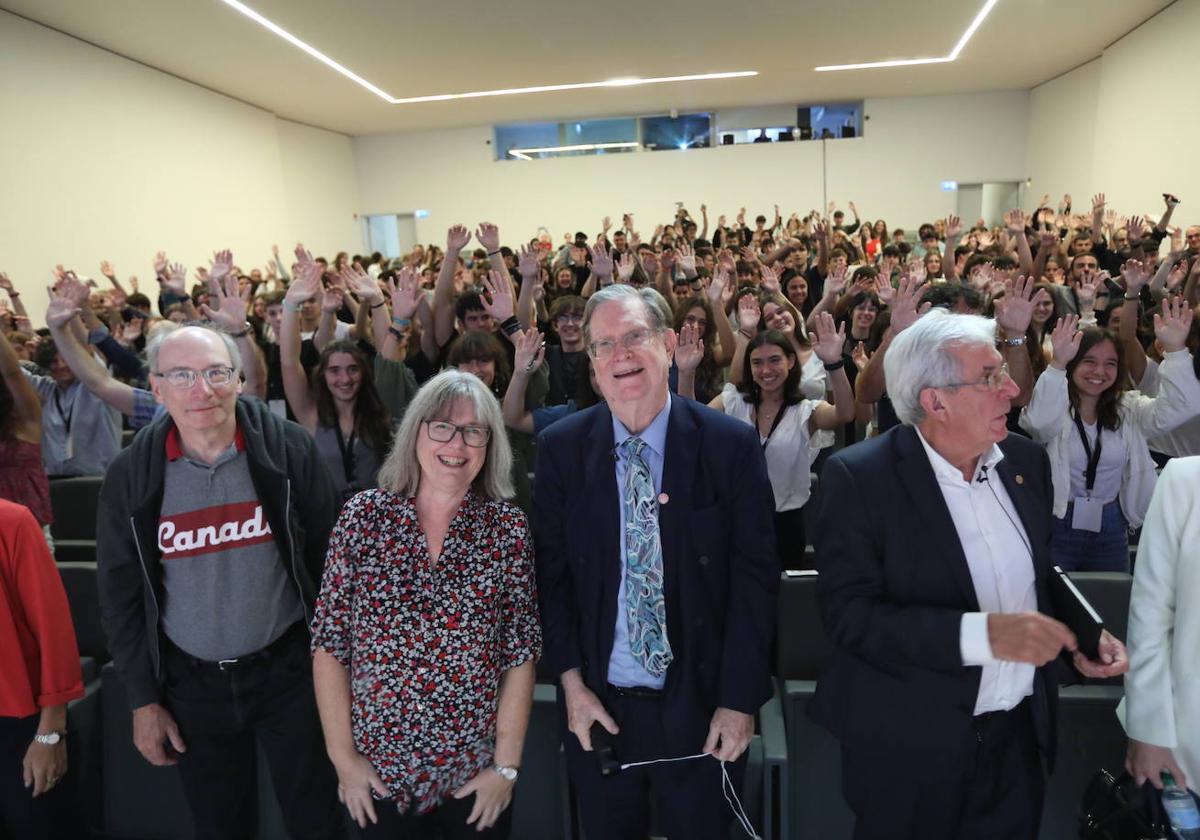 Strickland y Smoot, en el centro, con los asistentes al Bizkaia Aretoa.