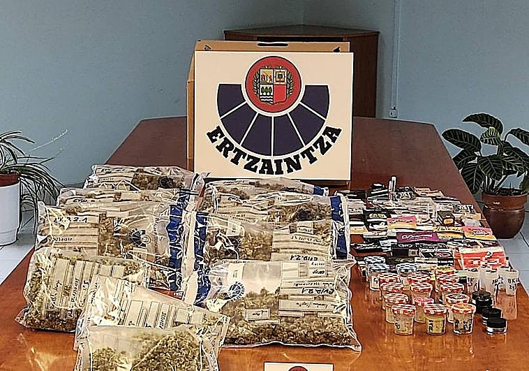 Droga y material incautado en el caserío alavés.