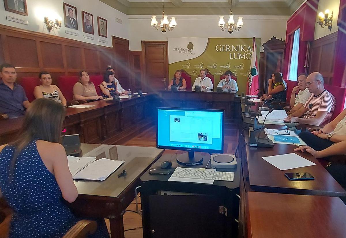 Momento de la última sesión plenaria del Ayuntamiento de Gernika, celebrada el pasado mes de julio.