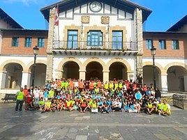 El alumnado de Formación Profesional de Jesuitak Politeknikoak de Indautxu se acercó ayer a Plentzia a limpiar la ría de residuos con la asociación Goazen Up.